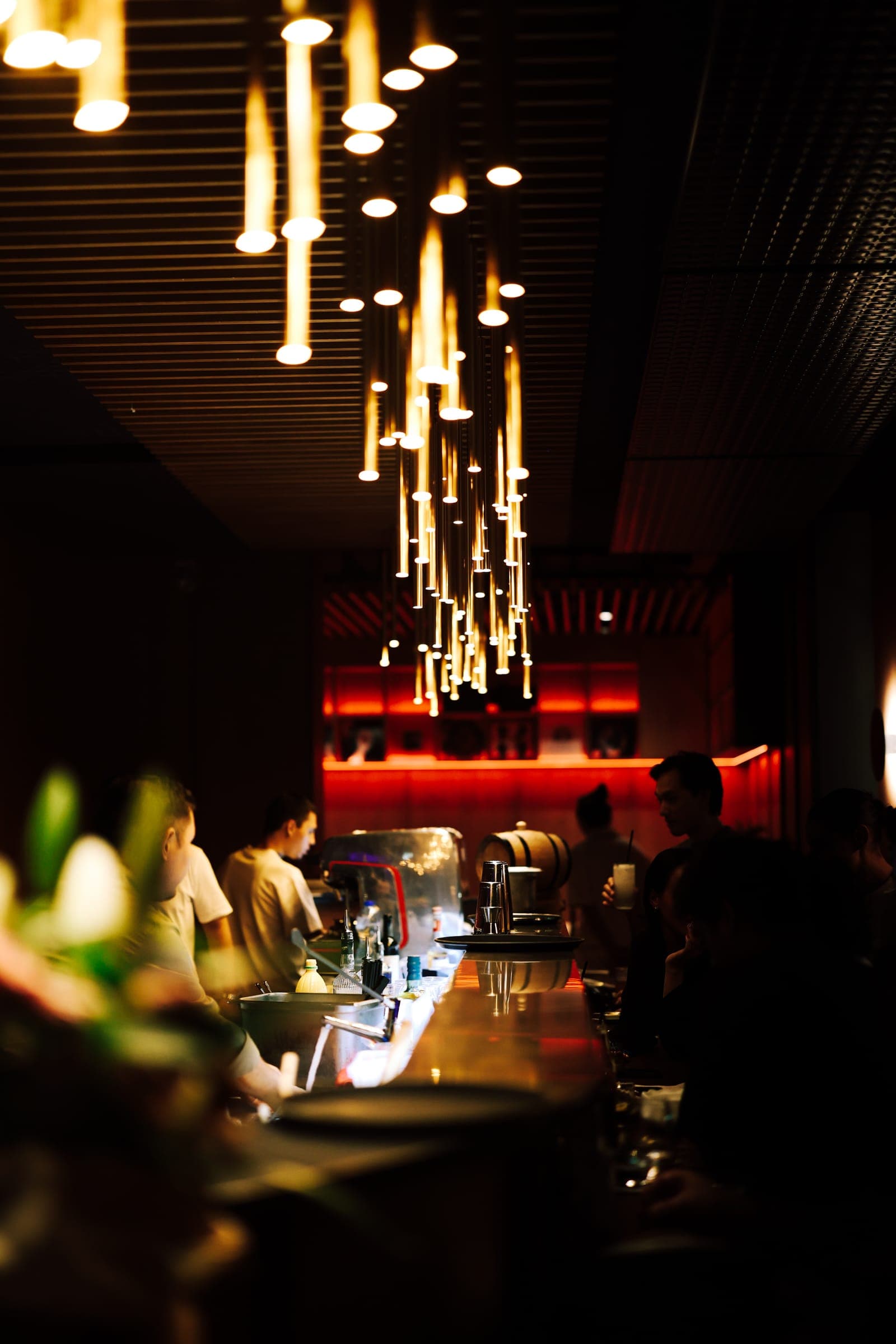 Lichtstäbe über der Sushi Bar im Kjū
