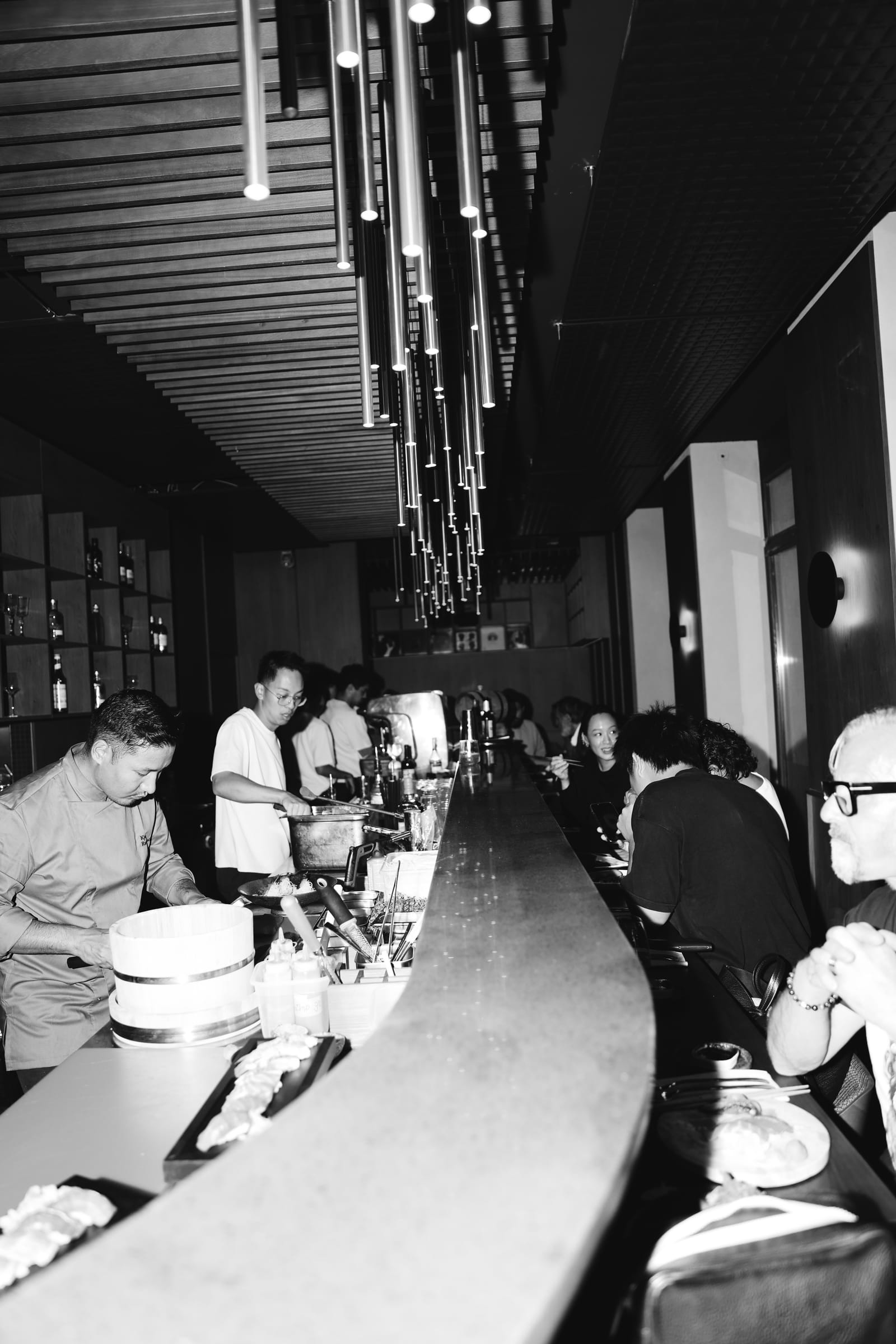 Die offene Sushi Bar im Kjū mit Köchen und Gästen